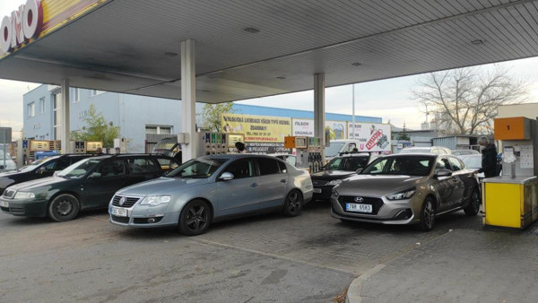 Ucuz yakıtı duyan akın etti! Dakikalarca kuyrukta beklediler - Resim: 0