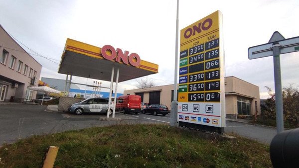 Ucuz yakıtı duyan akın etti! Dakikalarca kuyrukta beklediler - Resim: 1