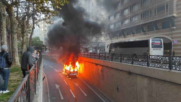 Şişli'de büyük panik! Servis minibüsü alev alev yandı - Resim: 0