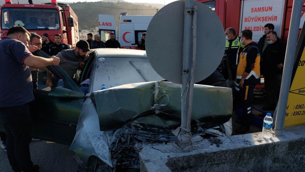 Samsun'da beton duvara çarptı! Hurdaya dönen aracın içinde sıkıştı - Resim: 1