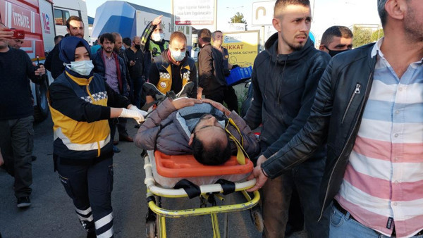 Samsun'da beton duvara çarptı! Hurdaya dönen aracın içinde sıkıştı - Resim: 0