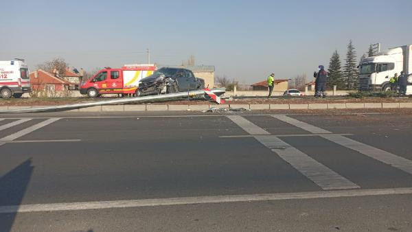 Konya'da karşı şeride geçen kamyonet otomobile çarptı: 2 ölü - Resim: 0