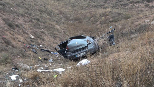 Ankara'da feci kaza! Virajı alamayınca takla attı - Resim: 0