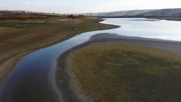 İstanbul'da korkutan görüntü! Baraj adeta dereye döndü: Su seviyesi yüzde 20 ‘ye düştü - Resim: 0