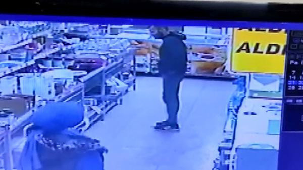 Pendik'te markette satırlı saldırgan dehşeti! Çalışanları rehin almak istedi - Resim: 0
