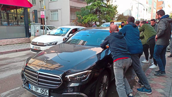 Kocaeli'de bu aracı gören fotoğrafını çekiyor! Kağıtları okuyan kahkaha attı - Resim: 3