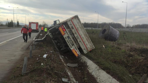 Sakarya TEM Otoyolunda lastiği patlayan tır devrildi: 2 yaralı - Resim: 0