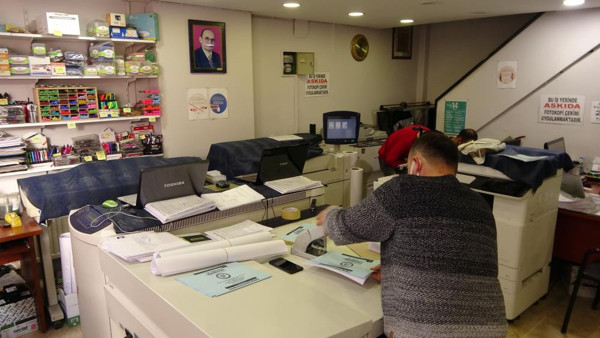 Böylesi görülmedi! Rize'de dükkandaki yazıyı görenler şaştı kaldı: Tebrik ediyorum vallahi. - Resim: 1