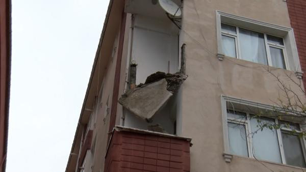 Korku dolu anlar! Güngören'de binanın balkonu çöktü - Resim: 0