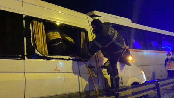 Kocaeli'de 2 işçi servisi çarpıştı! Can pazarı yaşandı: Sürücü sıkıştı - Resim: 1