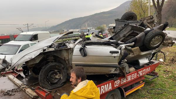 Samsun'da feci kaza! Otomobil refüjdeki ağaca çarptı 2 kişi öldü - Resim: 1