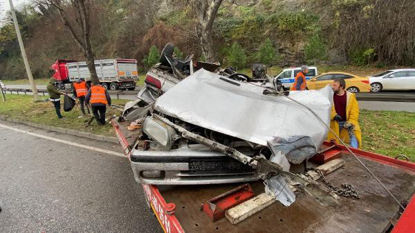 Samsun'da feci kaza! Otomobil refüjdeki ağaca çarptı 2 kişi öldü - Resim: 0