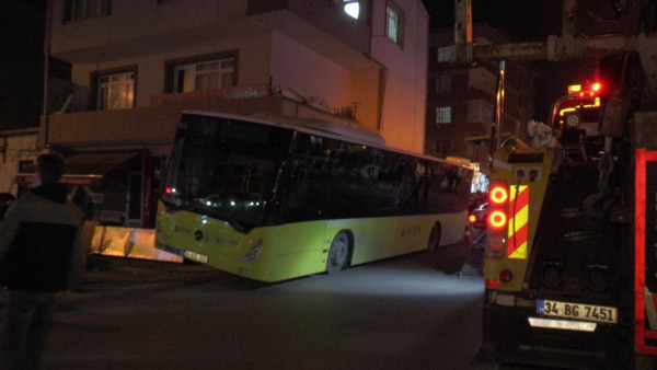 İstanbul'da İETT otobüsü kaldırımla balkonun arasına sıkıştı! Yolcular bayıldı: Çığlık atıyordular - Resim: 0