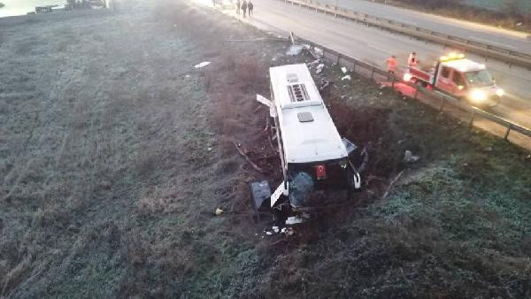 Yolcu otobüsü tarlaya uçtu: Yaralılar var - Resim: 0