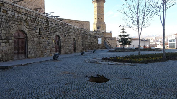 Niğde'de film gibi olay! Kadın 6 metrelik çukura düşünce ortaya çıktı: Gören inanamadı - Resim: 0