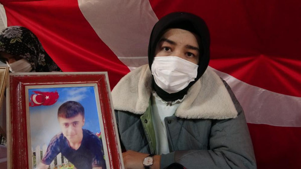 Evlatlarından ayrı yeni yıla giriyor! Kardeşine seslendi: Herkesin morali bozuk - Resim: 0