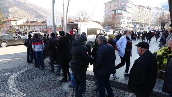 Tokat'ta ücretsiz olduğunu duyan akın etti! Metrelerce kuyruk oluştu: Keşke her zaman yapılsa - Resim: 0