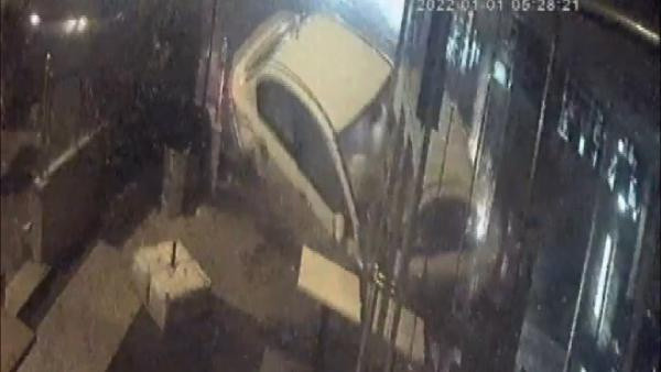 Kartal'da feci kaza! Otomobil börekçiye böyle girdi - Resim: 0