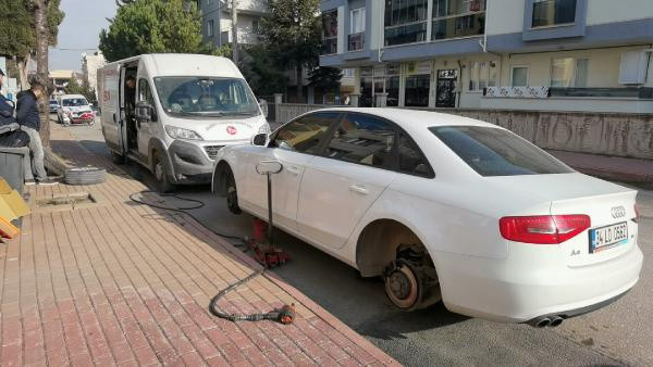 Arabasını sokağa park edenler dikkat! Hırsızlar otomobillerin, farları, aynaları ve lastiklerini çalıyor - Resim: 0