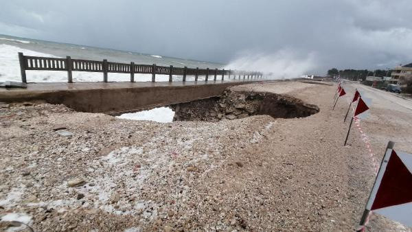 Kuvvetli rüzgar etkili oluyor! Dalgaların vurduğu Cide-Bartın sahil yolunda çökme - Resim: 0