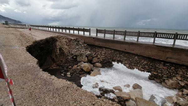 Kuvvetli rüzgar etkili oluyor! Dalgaların vurduğu Cide-Bartın sahil yolunda çökme - Resim: 1