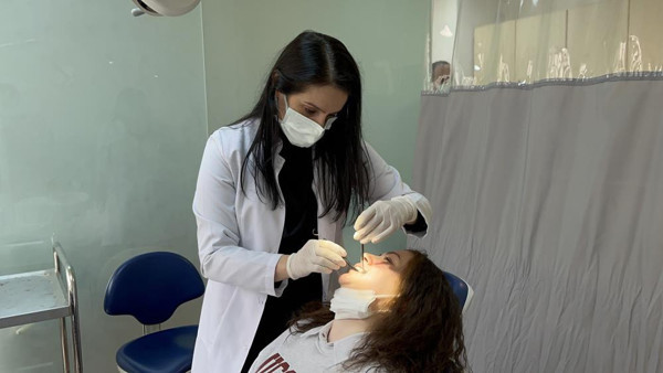 Eskişehir'de yüzüne dolgu yaptırmak istedi! Çenesinde çıkan şeyi öğrenince şaştı kaldı: 10 dişini kaybedebilirdi - Resim: 1