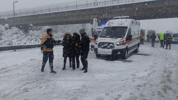 Düzce'de otoyolda 36 aracın karıştığı zincirleme kaza! İstanbul istikameti ulaşıma kapandı yaralılar var - Resim: 0