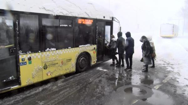 İstanbul'da kar ve tipi bastırdı Vali duyurdu İstanbul'a girişler yasaklandı E5 kapandı - Resim: 1