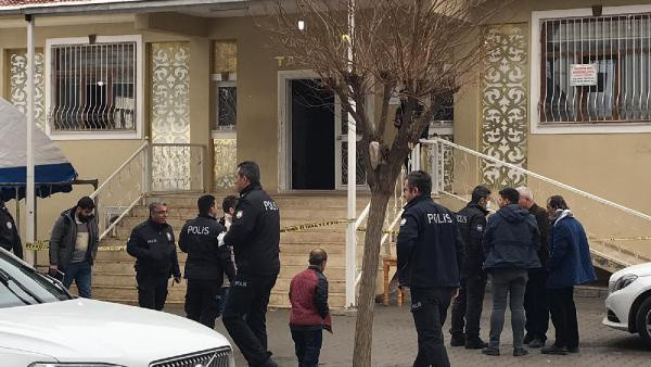 Şanlıurfa'da taziye evinde silahlı kavga! 3 yaralı var biri de Balıklıgöl Devlet Hastanesi Başhekimi - Resim: 0