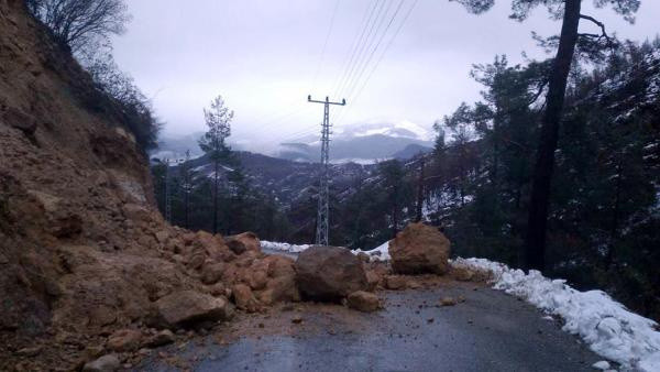 Alanya'da heyelan! Kaya parçaları yolu kapattı - Resim: 0