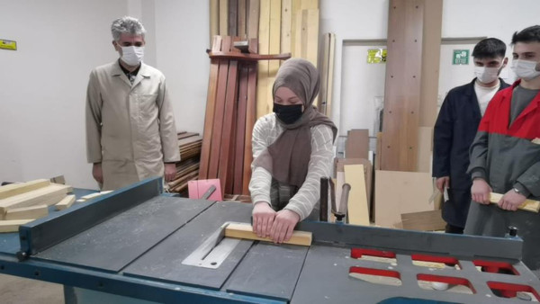 Haftada 4 gün çalışıp 5 bin TL maaş alıyorlar! Bursa'daki bu okuldaki öğrenciler hem okuyor hem çalışıyor - Resim: 0