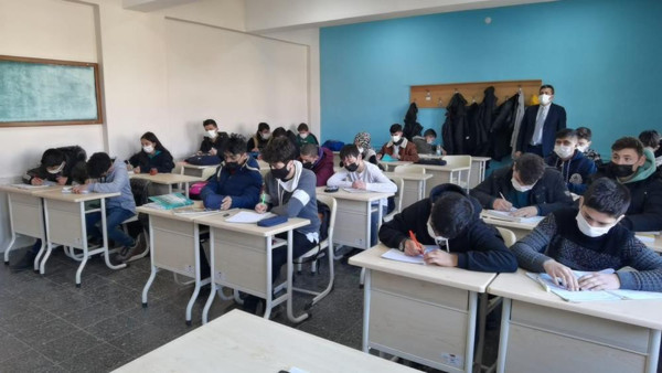 Haftada 4 gün çalışıp 5 bin TL maaş alıyorlar! Bursa'daki bu okuldaki öğrenciler hem okuyor hem çalışıyor - Resim: 1