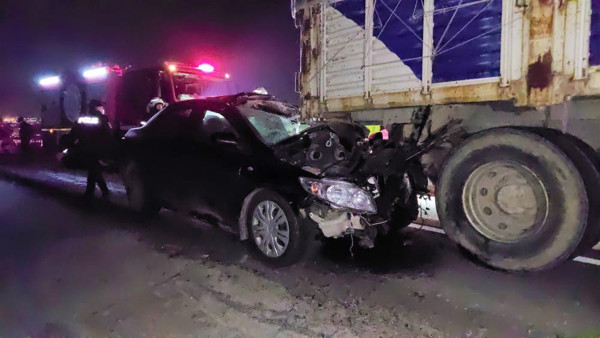 Tekirdağ'da feci kaza! Otomobil kamyona ok gibi saplandı: 64 metre sürüklendi - Resim: 0