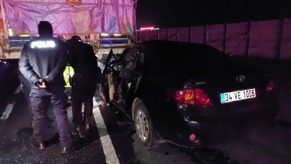 Tekirdağ'da feci kaza! Otomobil kamyona ok gibi saplandı: 64 metre sürüklendi - Resim: 1