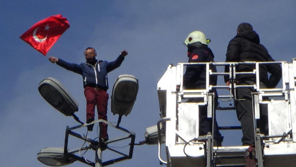 İstanbul'da görenler telefona sarıldı! 19 suç kaydı bulunan genç ekipleri harekete geçirdi - Resim: 0