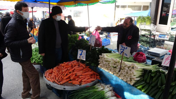 Pazarda sebze ve meyve fiyatları yüzde 50 düştü: İnsanlar bakıp almadan gidiyor - Resim: 0