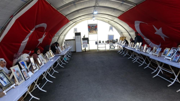 'Oğlunu HDP'li vekil kandırıp dağa gönderdi' ! Evlat nöbetindeki anne: 1 hafta içinde... - Resim: 0