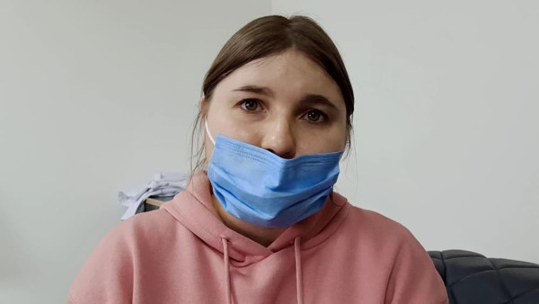 Her sabah ailesi için endişeyle uyanıyor: Yeterli yemek ve su gelmiyor, annem sığınakta, babam... - Resim: 0