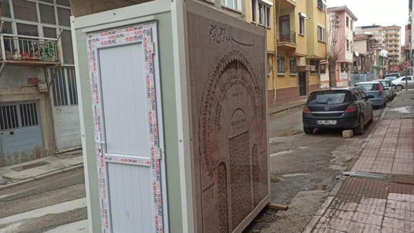 Eskişehir'de kimse ne olduğunu bilmiyor! Tuvalete benziyor üzerinde Kur'an-ı Kerim'den sure meali yazılı - Resim: 0