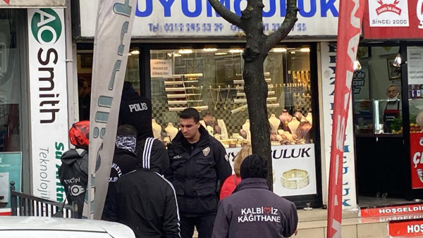 İstanbul'da 1 milyon TL'lik soygun! Otomatik silahlarla kuyumcu bastılar: Görüntü ortaya çıktı - Resim: 1