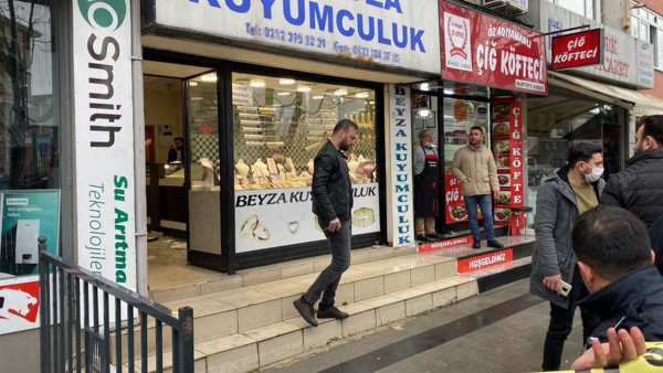 İstanbul'da 1 milyon TL'lik soygun! Otomatik silahlarla kuyumcu bastılar: Görüntü ortaya çıktı - Resim: 2