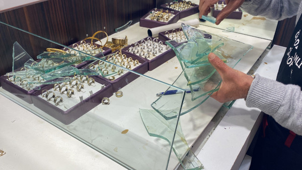 İstanbul'da 1 milyon TL'lik soygun! Otomatik silahlarla kuyumcu bastılar: Görüntü ortaya çıktı - Resim: 0