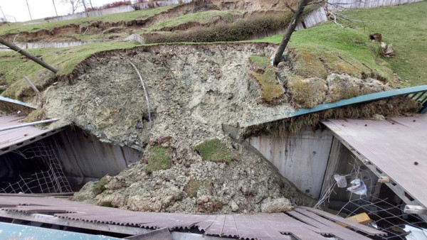 İstanbul'da facianın eşiğinden dönüldü! Büyük bir gürültüyle toprak kaydı: Vatandaş isyan etti - Resim: 0