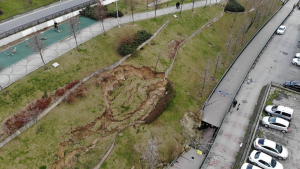 İstanbul'da facianın eşiğinden dönüldü! Büyük bir gürültüyle toprak kaydı: Vatandaş isyan etti - Resim: 1