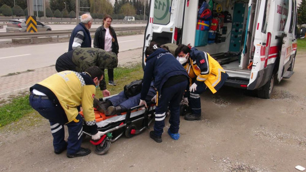 Kocaeli'de korkunç kaza! Otomobil bariyere ok gibi saplandı: Kullanılmaz hale geldi - Resim: 0