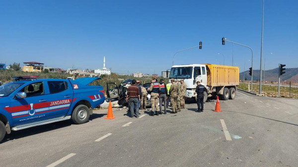 Hatay'da kamyon ile otomobil çarpıştı: Yaralılar var - Resim: 0