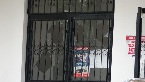 Adıyaman'da okulda satırlı dehşet! Camları paramparça etti - Resim: 0