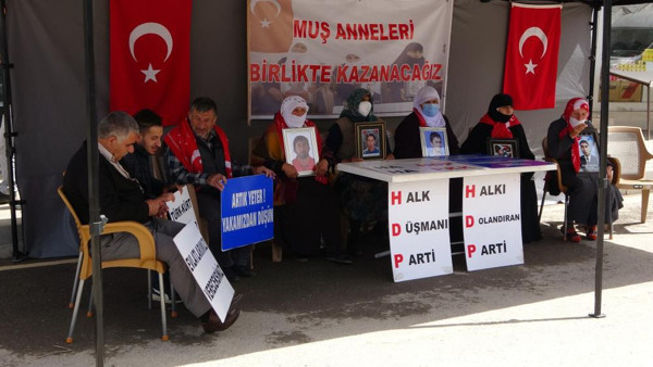 Muş'ta evlat nöbetine bir aile daha katıldı! 'HDP’nin kapatılmasını istiyoruz' deyip seslendiler - Resim: 0