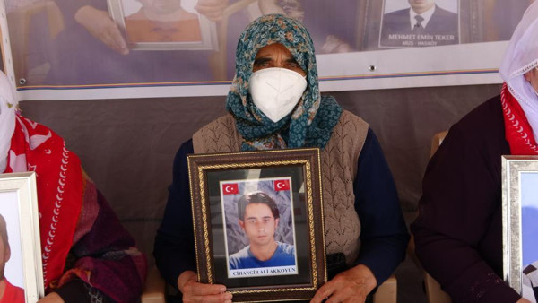 Muş'ta evlat nöbetine bir aile daha katıldı! 'HDP’nin kapatılmasını istiyoruz' deyip seslendiler - Resim: 1