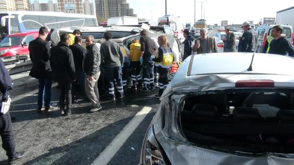 TEM'de trafik durdu 8 araç birbirine girdi! - Resim: 4